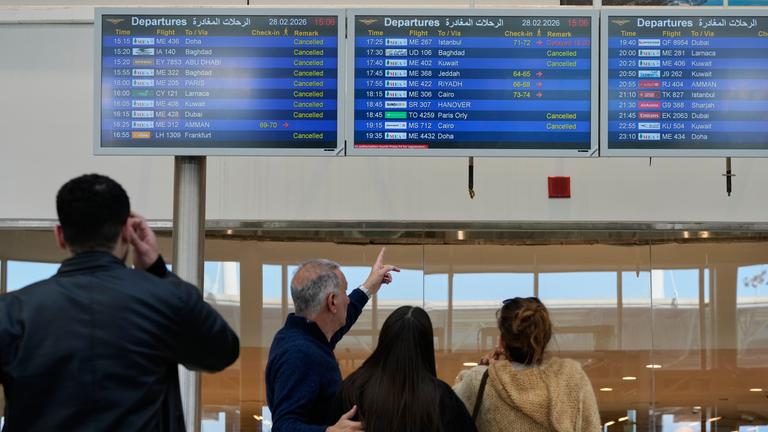 Reisende schauen auf die Anzeigetafel am FLughafen Beirut.