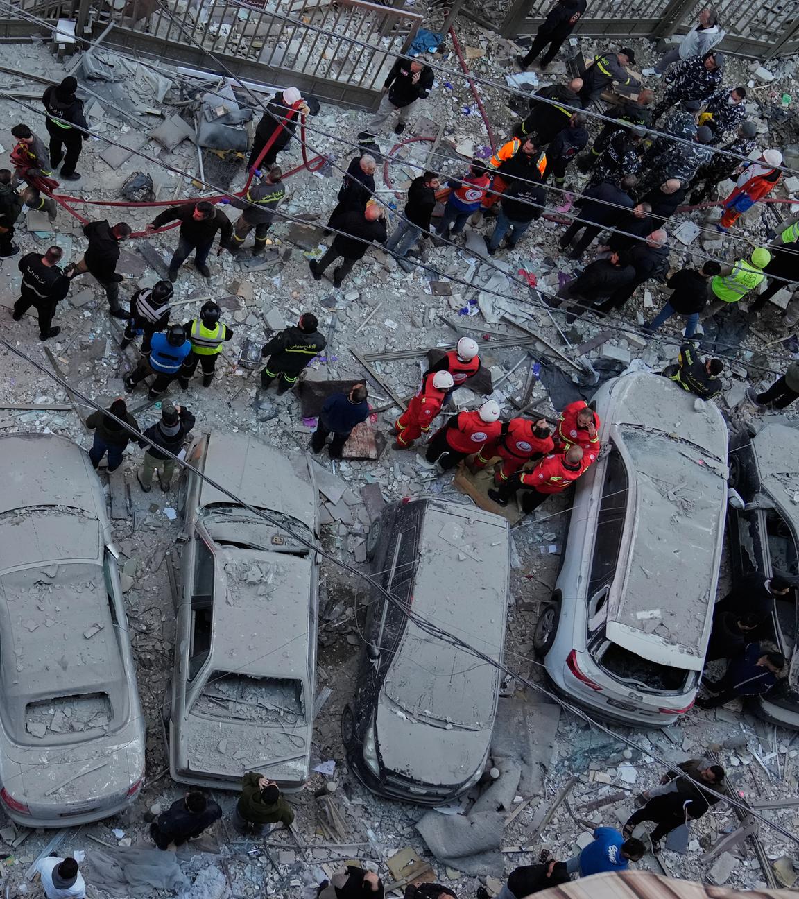 Rettungskräfte versammeln sich am Mittwoch, dem 11. März 2026, an dem Ort in Beirut, Libanon, der von israelischen Luftangriffen getroffen wurde, wo Wohnhäuser zerstört wurden.