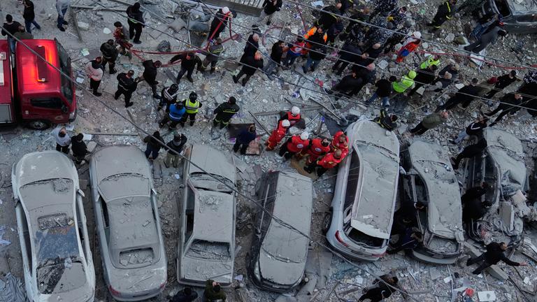 Rettungskräfte versammeln sich am Mittwoch, dem 11. März 2026, an dem Ort in Beirut, Libanon, der von israelischen Luftangriffen getroffen wurde, wo Wohnhäuser zerstört wurden.