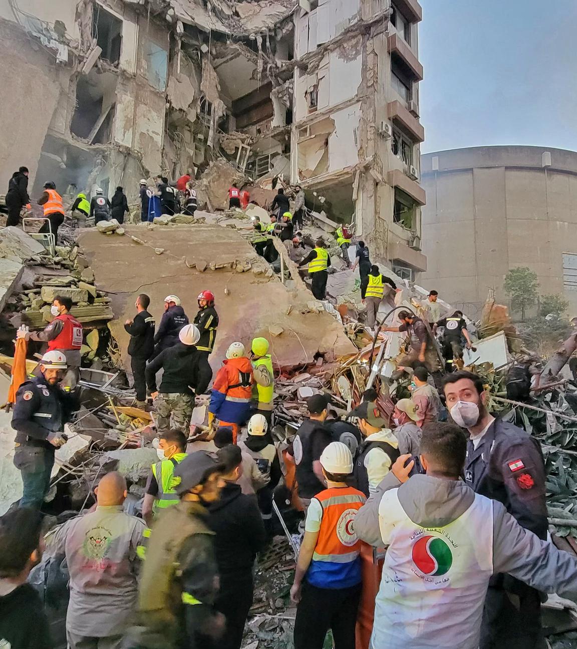 Rettungskräfte und Anwohner versammeln sich am 8. April 2026 am Ort eines israelischen Luftangriffs im Beiruter Stadtteil Tallet al-Khayyat. 