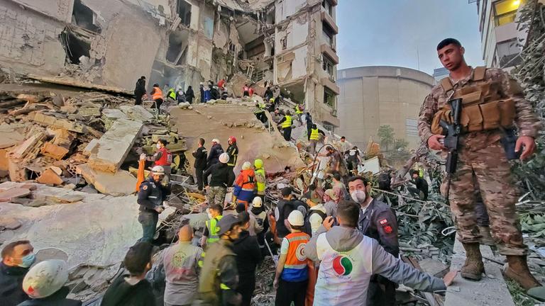 Rettungskräfte und Anwohner versammeln sich am 8. April 2026 am Ort eines israelischen Luftangriffs im Beiruter Stadtteil Tallet al-Khayyat. 