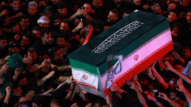 Trauernde tragen den Sarg des iranischen Obersten Führers Ajatollah Ali Chamenei während seines Trauerzuges in Karbala.