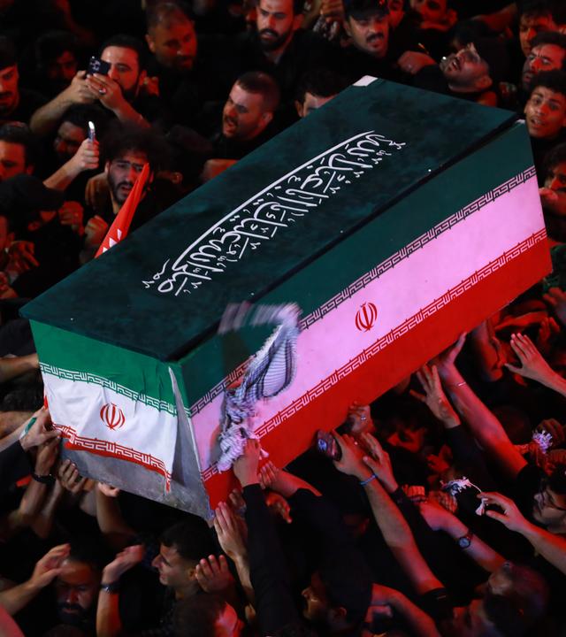 Trauernde tragen den Sarg des iranischen Obersten Führers Ajatollah Ali Chamenei während seines Trauerzuges in Karbala.