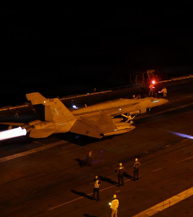 Ein X-Beitrag des US-Regionalkommandos "Centcom" zeigt Nachtflugoperationen an Deck des Flugzeugträgers "USS George Washington" am 30.08.2026, um Einsätze im Nahen Osten zu unterstützen.