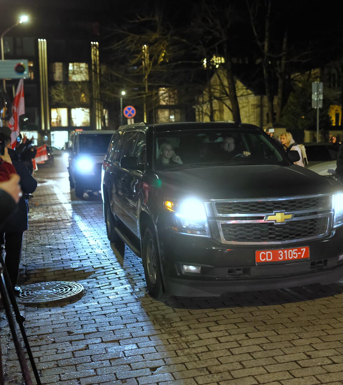 Eine Wagenkolonne erreicht die US-Botschaft. In Belarus hat Machthaber Lukaschenko nach offiziellen Angaben 123 politische Gefangene freigelassen.