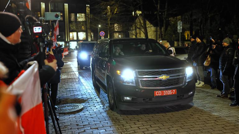 Eine Wagenkolonne erreicht die US-Botschaft. In Belarus hat Machthaber Lukaschenko nach offiziellen Angaben 123 politische Gefangene freigelassen.