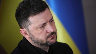 Der ukrainische Präsident Selenskyj befürchtet einen erneuten Vorstoß russischer Truppen über das Nachbarland Belarus.