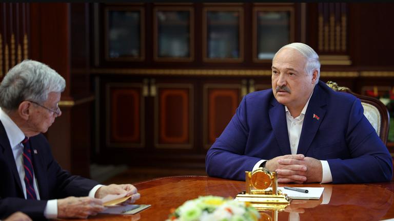 Ein vom belarussischen Präsidentenpressedienst zur Verfügung gestelltes Foto zeigt den belarussischen Präsidenten Alexander Lukaschenko im Gespräch mit dem US-Präsidentengesandten John Coale während ihres Treffens in Minsk, Belarus, am 11. September 2025.