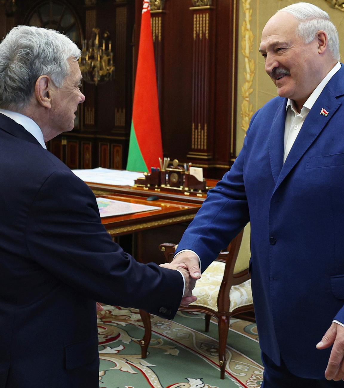 Auf diesem vom belarussischen Präsidentenpressedienst veröffentlichten Foto geben sich der belarussische Präsident Alexander Lukaschenko und der US-Präsidentengesandte John Coale während ihres Treffens in Minsk, Belarus, am Donnerstag, den 11. September 2025, die Hand.
