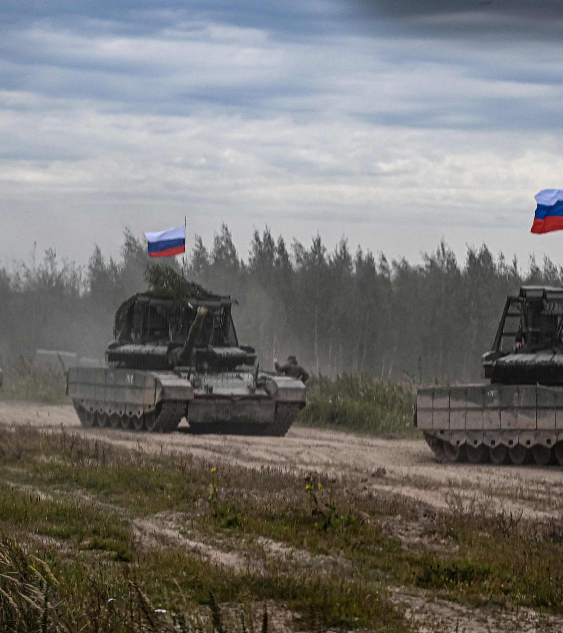 Russische Panzer bewegen sich während der gemeinsamen russisch-weißrussischen Militärübungen „Zapad-2025” (West-2025) auf einem Übungsgelände in der Nähe der Stadt Borisov östlich der Hauptstadt Minsk am 15. September 2025.