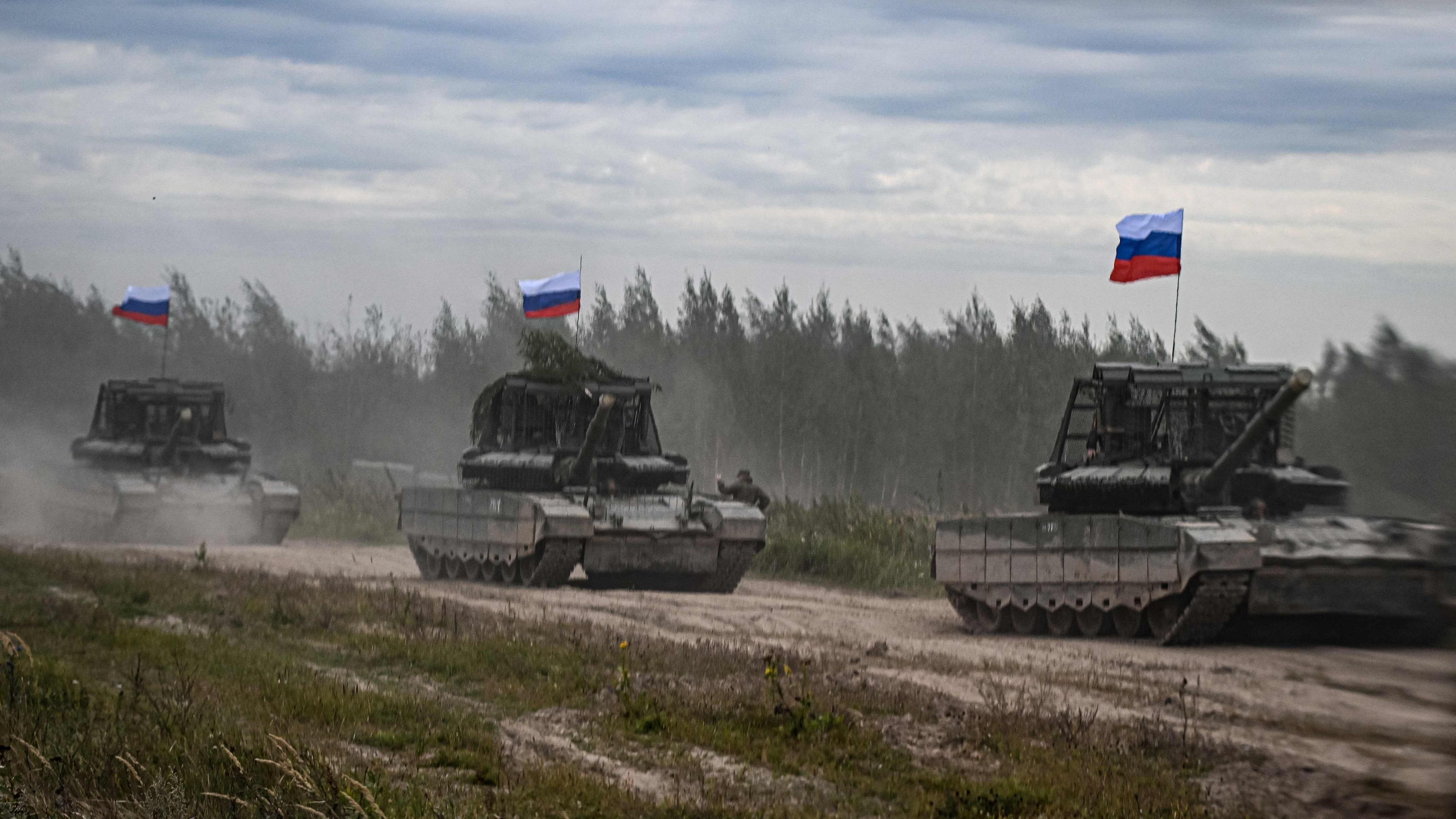 Russische Panzer bewegen sich während der gemeinsamen russisch-weißrussischen Militärübungen „Zapad-2025” (West-2025) auf einem Übungsgelände in der Nähe der Stadt Borisov östlich der Hauptstadt Minsk am 15. September 2025.