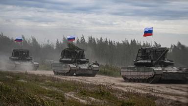 Russische Panzer bewegen sich während der gemeinsamen russisch-weißrussischen Militärübungen „Zapad-2025” (West-2025) auf einem Übungsgelände in der Nähe der Stadt Borisov östlich der Hauptstadt Minsk am 15. September 2025.