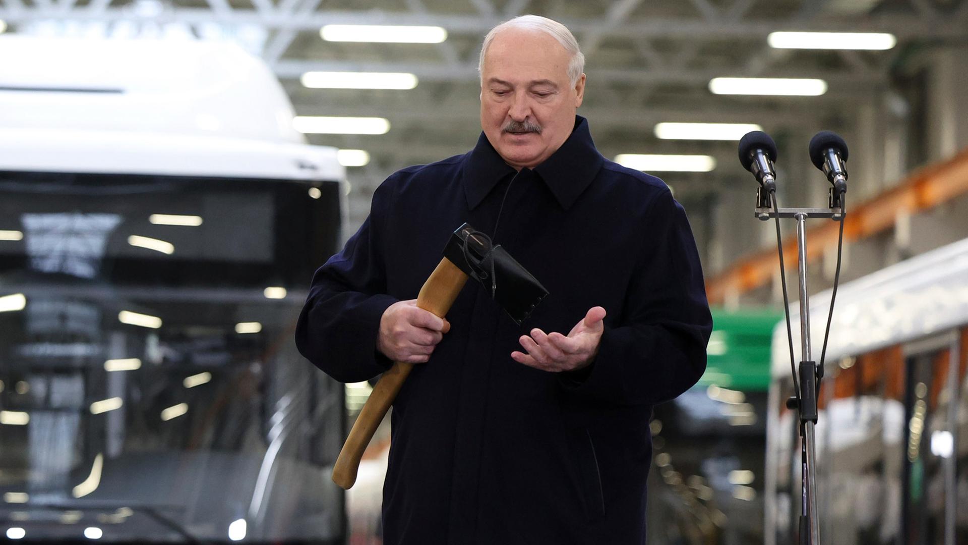  Auf diesem vom Pressedienst des belarussischen Präsidenten via AP veröffentlichten Foto hält der belarussische Präsident Alexander Lukaschenko ein Werkzeug in der Hand, während er zu Mitarbeitern des Minsker Automobilwerks (MAZ) spricht.