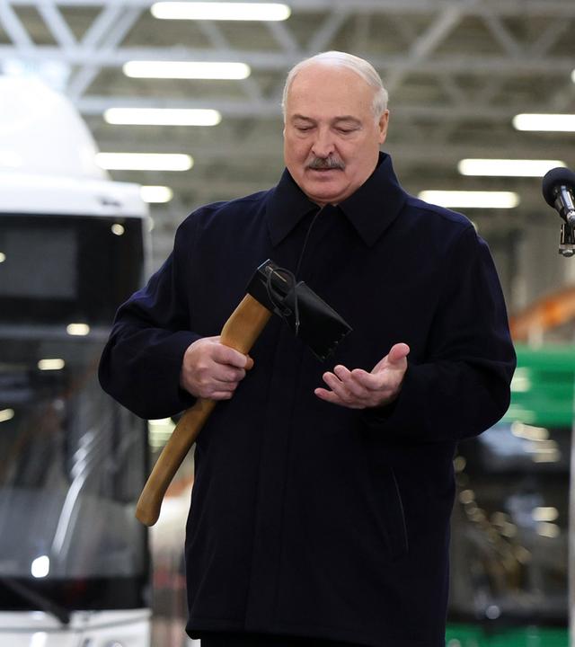 Auf diesem vom Pressedienst des belarussischen Präsidenten via AP veröffentlichten Foto hält der belarussische Präsident Alexander Lukaschenko ein Werkzeug in der Hand, während er zu Mitarbeitern des Minsker Automobilwerks (MAZ) spricht.