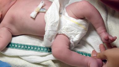 Ein Baby in Windel.