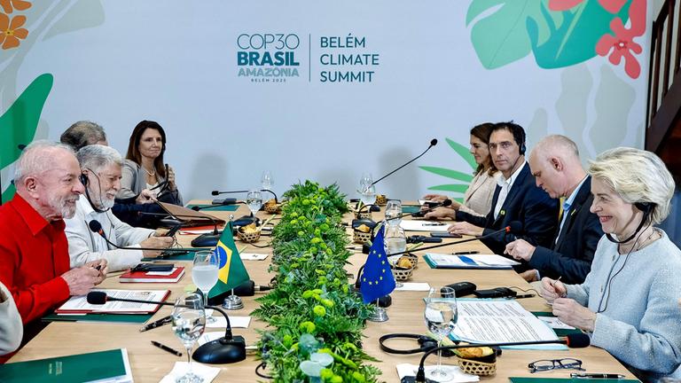 Brasiliens Präsident Luiz Inácio Lula da Silva spricht in Belem mit EU-Kommissionspräsidentin Ursula von der Leyen während eines Treffens vor dem Weltklimagipfel COP30.
