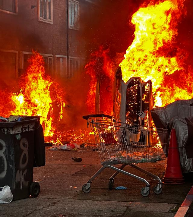 Von Demonstranten in der Lendrick Street in Belfast in Brand gesetzte Fahrzeuge.