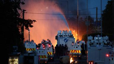 Ausschreitungen nahe Belfast: Polizei setzt Wasserwerfer gegen Demonstranten ein.