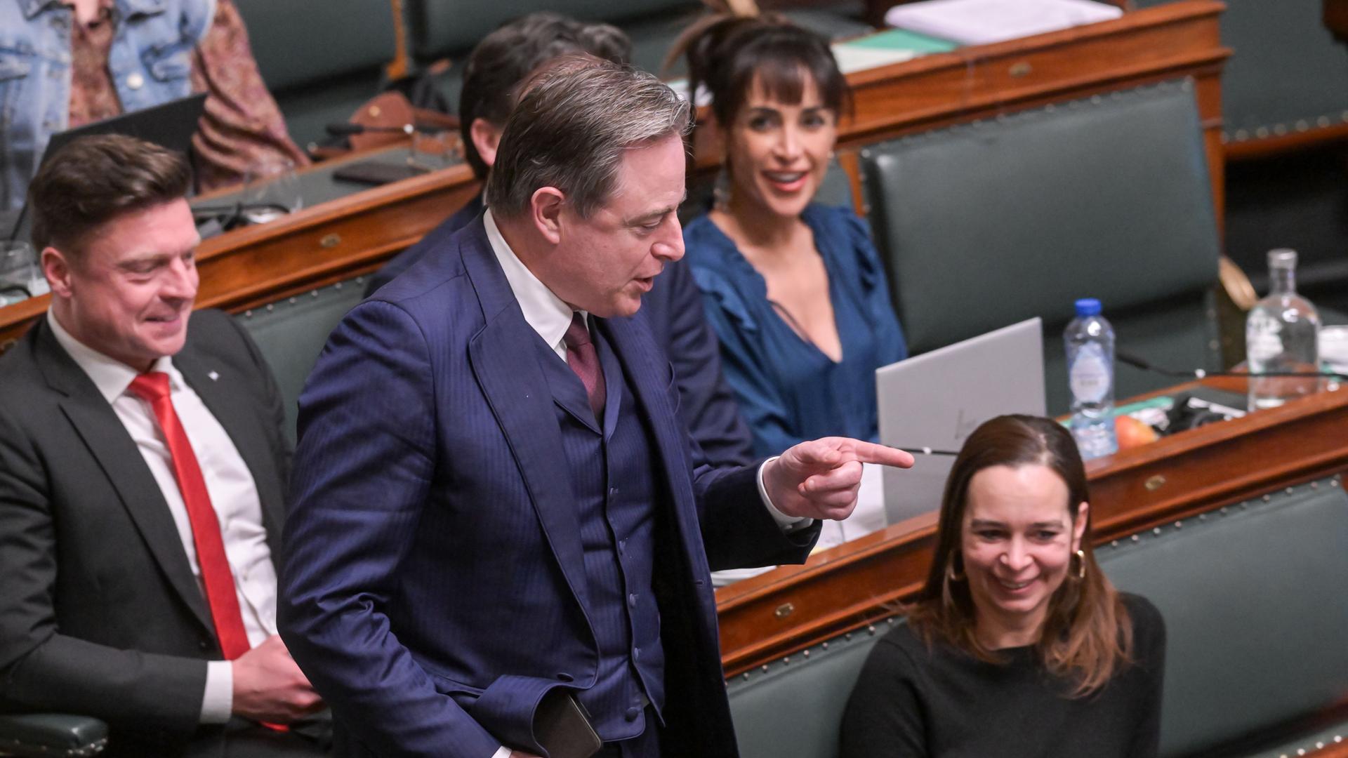 Belgien, Brüssel: Premierminister Bart De Wever spricht während einer Plenarsitzung