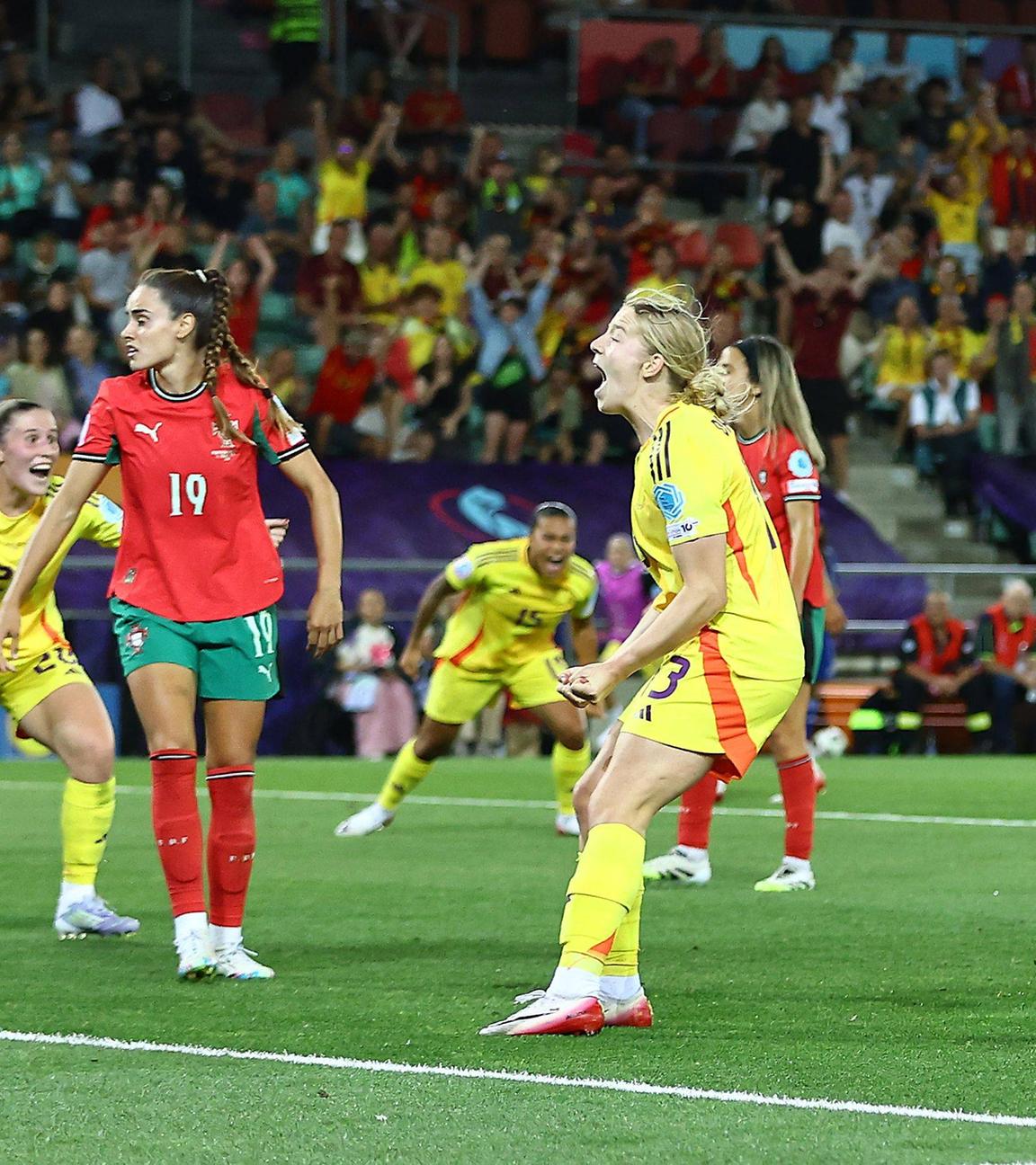 Janice Cayman von den Belgierinnen feiert ihren Treffer zum 1:2.