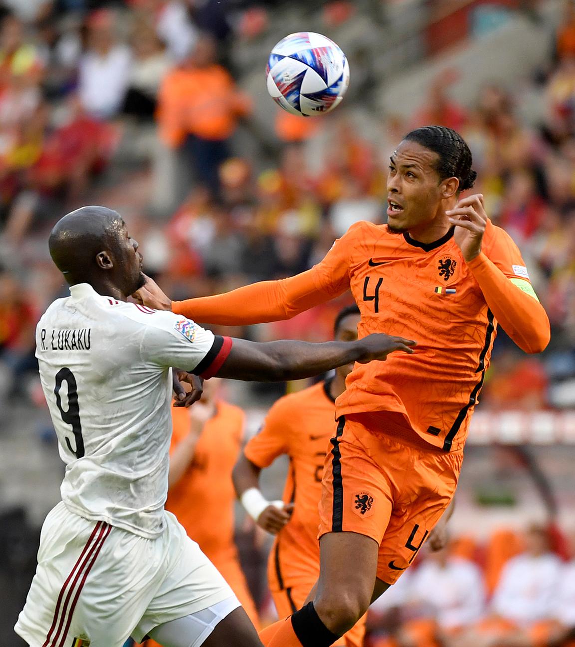 Virgil van Dijk (r) aus den Niederlanden und Romelu Lukaku aus Belgien in Aktion.