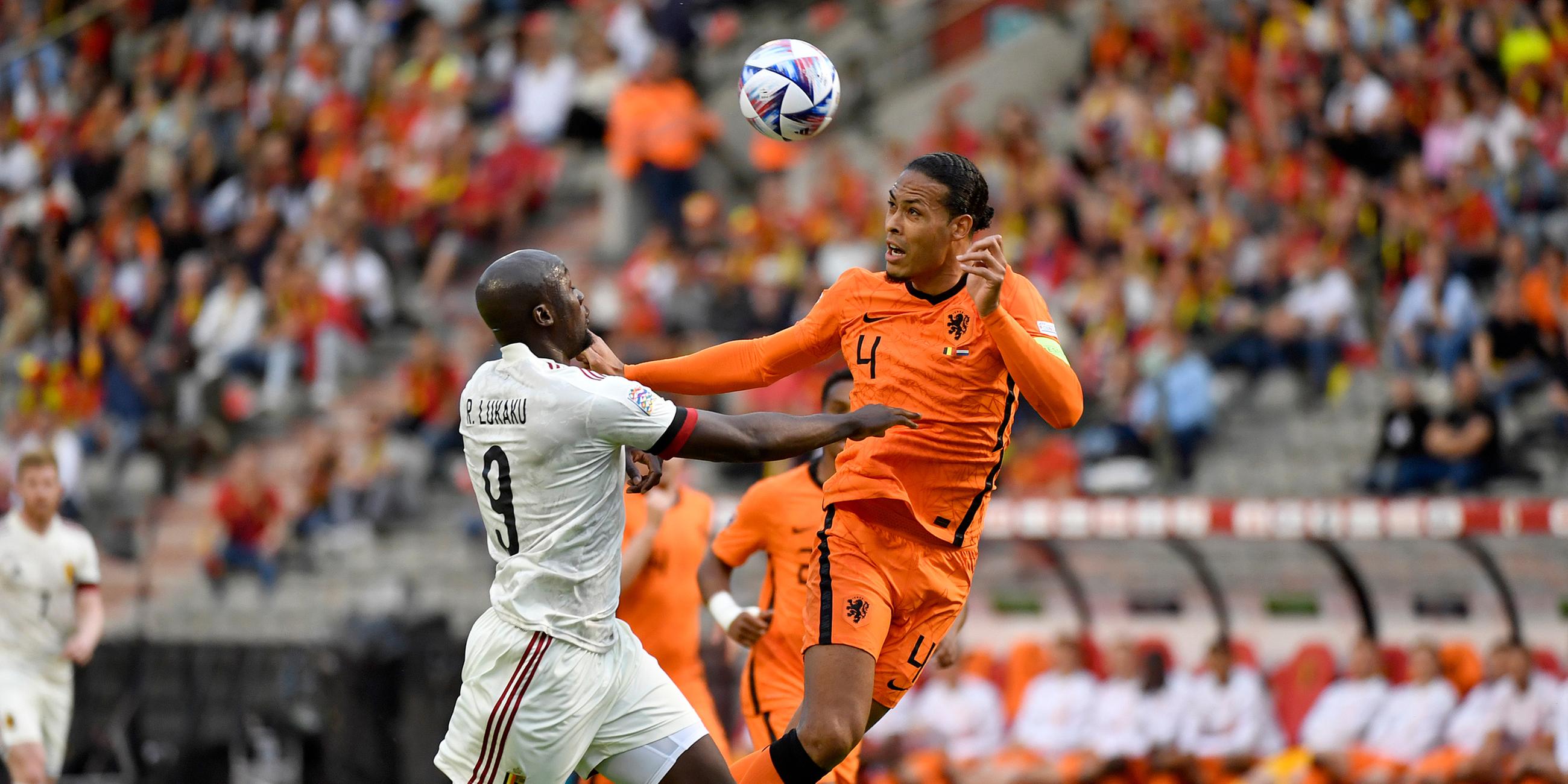 Virgil van Dijk (r) aus den Niederlanden und Romelu Lukaku aus Belgien in Aktion.