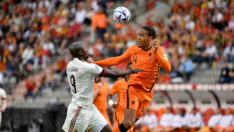 Virgil van Dijk (r) aus den Niederlanden und Romelu Lukaku aus Belgien in Aktion.