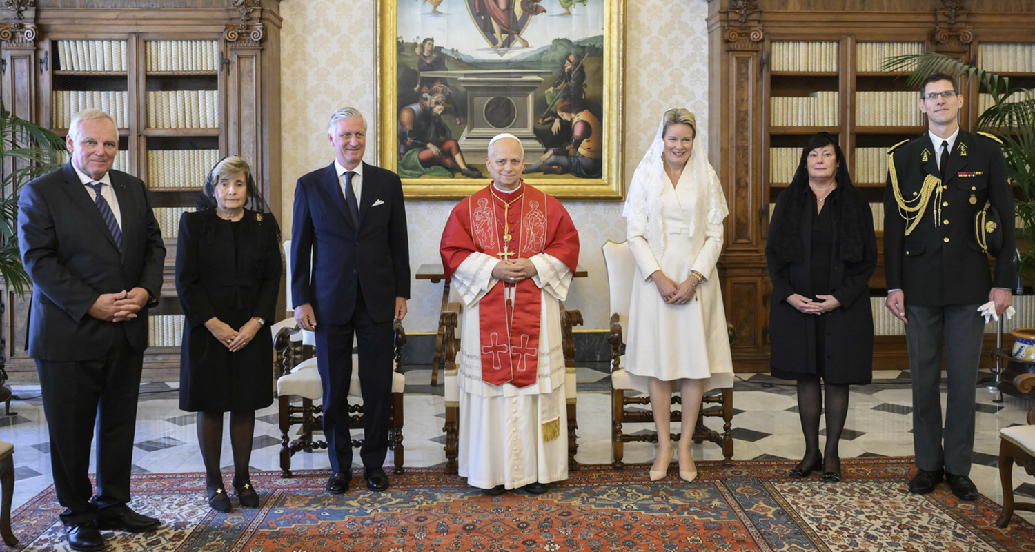 Papst Leo XIV. bekam Besuch vom belgischen König Philippe und seiner Frau Mathilde, die katholische Königin war dabei ganz in Weiß gekleidet.