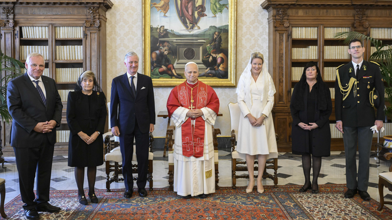 Papst Leo XIV. bekam Besuch vom belgischen König Philippe und seiner Frau Mathilde, die katholische Königin war dabei ganz in Weiß gekleidet.