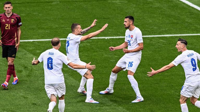 Ivan Schranz von der Slowakei (2vr) jubelt mit Ondrej Duda, Lukas Haraslin und Robert Bozenik nach seinem Tor zum 0-1.