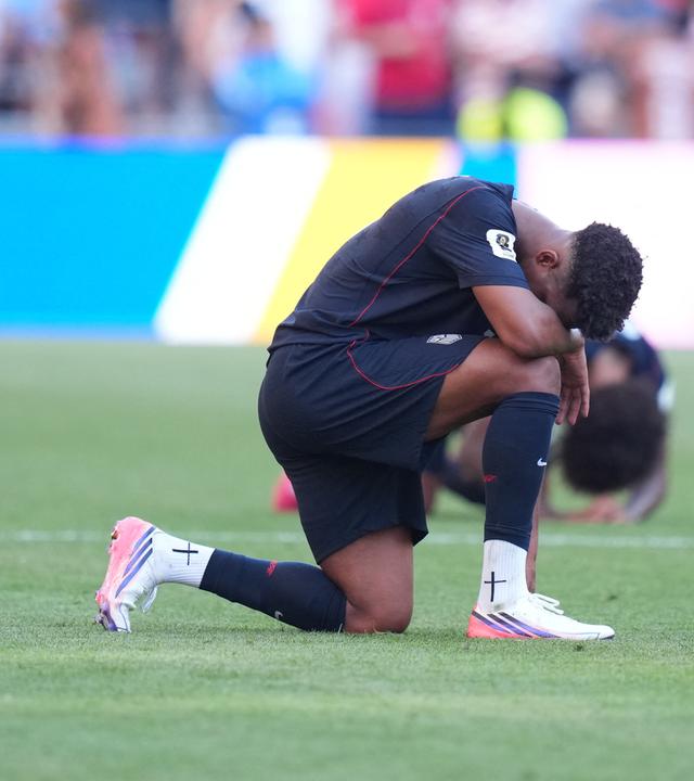 Eine zurückgezogene rote Karte gegen den US-amerikanischen Nationalspieler Folarin Balogun hatte für heftige Kritik gesorgt. Trotzdem kann die USA die Niederlage nicht verhindern.