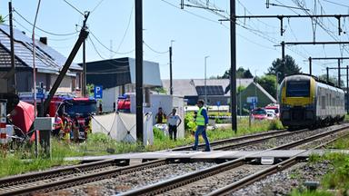 Blick auf den Unfallort eines Zusammenstoßes zwischen einem Zug und einem Schulbus am Bahnübergang Vierhuizen in Buggenhout, aufgenommen am 26.05.2026