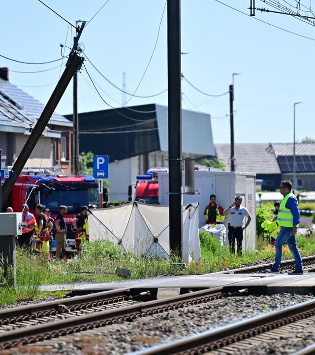 Blick auf den Unfallort eines Zusammenstoßes zwischen einem Zug und einem Schulbus am Bahnübergang Vierhuizen in Buggenhout, aufgenommen am 26.05.2026