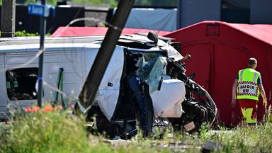 Die Unfallstelle, nachdem am 26.052026 an dem Bahnübergang Vierhuizen in Buggenhout ein Zug mit einem Schulbus kollidiert ist, aufgenommen am 26.05.2026