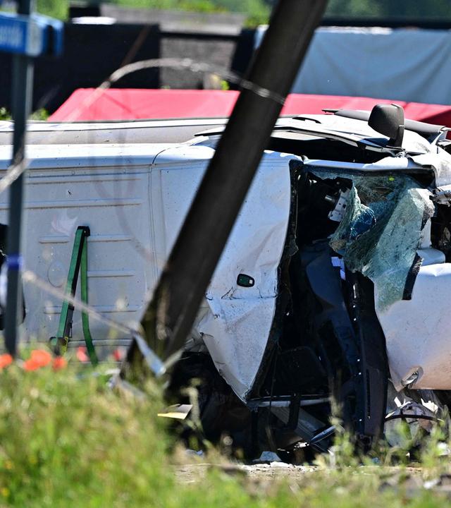 Die Unfallstelle, nachdem am 26.052026 an dem Bahnübergang Vierhuizen in Buggenhout ein Zug mit einem Schulbus kollidiert ist, aufgenommen am 26.05.2026
