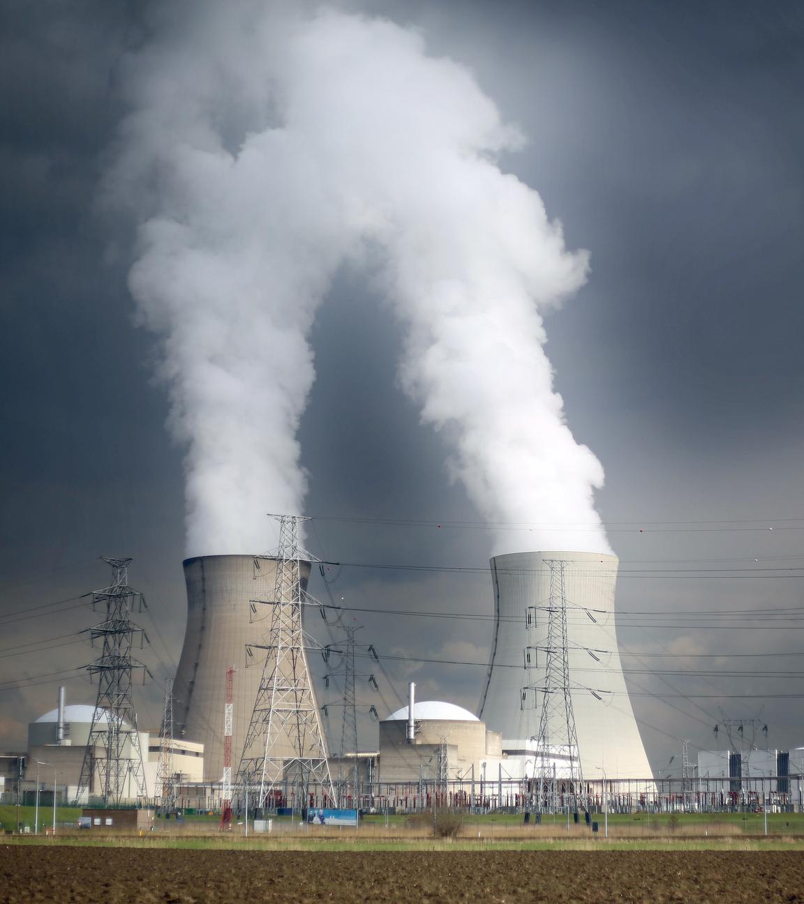 Dampf steigt aus den Kühltürmen des Atomkraftwerks Doel des Stromversorgers Electrabel.
