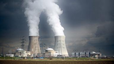 Dampf steigt aus den Kühltürmen des Atomkraftwerks Doel des Stromversorgers Electrabel.