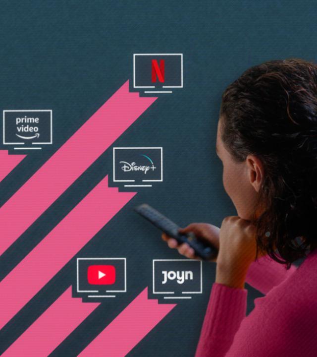 Eine weiblich gelesene Person hat eine Fernbedienung in der Hand. Von links unten ragen fünf Balken diagonal ins Bild rein, mit den Logos beliebter Streaminganbieter am Ende der Balken.