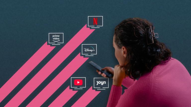 Eine weiblich gelesene Person hat eine Fernbedienung in der Hand. Von links unten ragen fünf Balken diagonal ins Bild rein, mit den Logos beliebter Streaminganbieter am Ende der Balken.