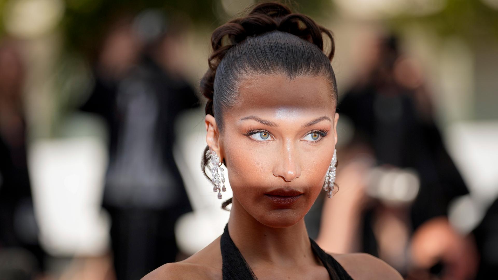 Bella Hadid posiert für Fotografen bei ihrer Ankunft bei der Premiere des Films „Beating Hearts“ beim 77. Internationalen Filmfestival in Cannes, Südfrankreich, Donnerstag, 23. Mai 2024.