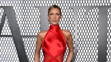 Bella Hadid als knallroter Blickfang