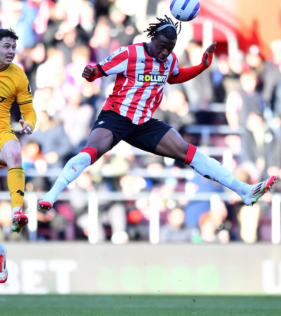 Premier League: Armel Bella-Kotchap (Southampton) kommt vor Jorgen Strand Larsen (Wolverhampton Wanderers / links) zum Kopfball