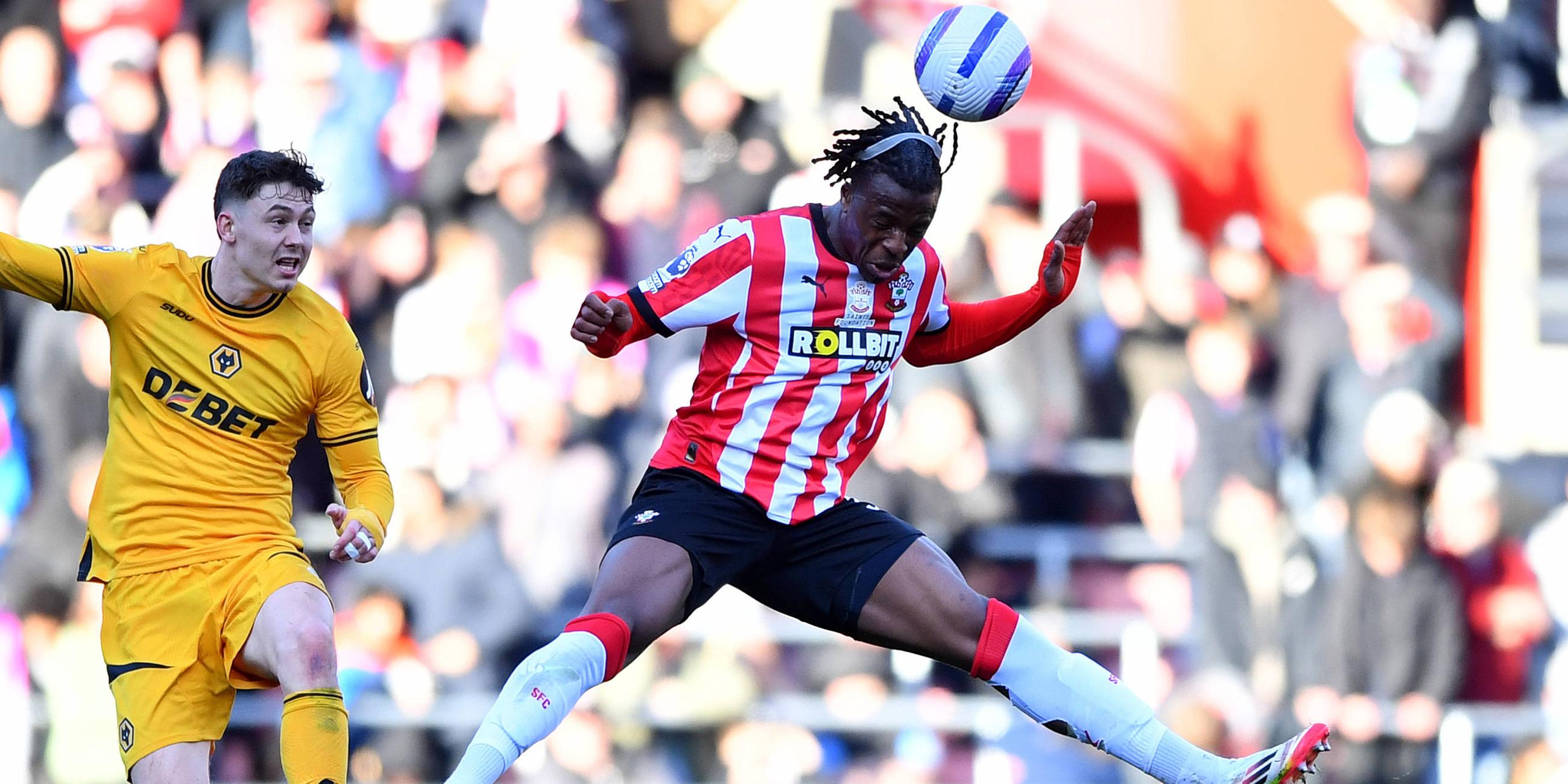 Premier League: Armel Bella-Kotchap (Southampton) kommt vor Jorgen Strand Larsen (Wolverhampton Wanderers / links) zum Kopfball