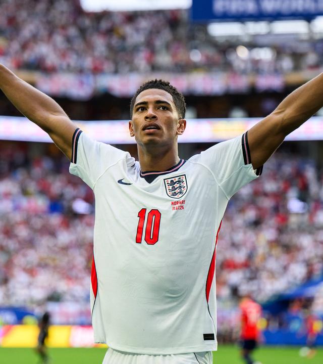 Jude Bellingham jubelt nach seinem Treffer zum 2:1 für England im WM-Viertelfinale gegen Norwegen.