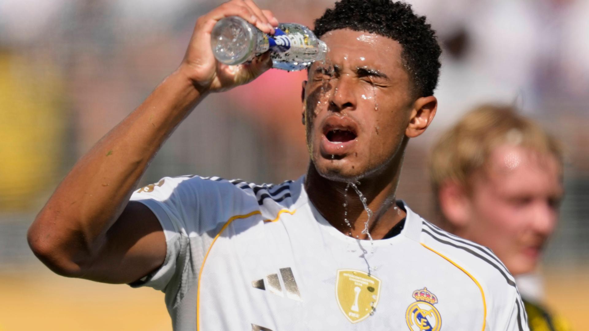 Jude Bellingham spritzt sich im Klub-WM-Viertelfinale gegen Borussia Dortmund zur Abkühlung Wasser ins Gesicht.