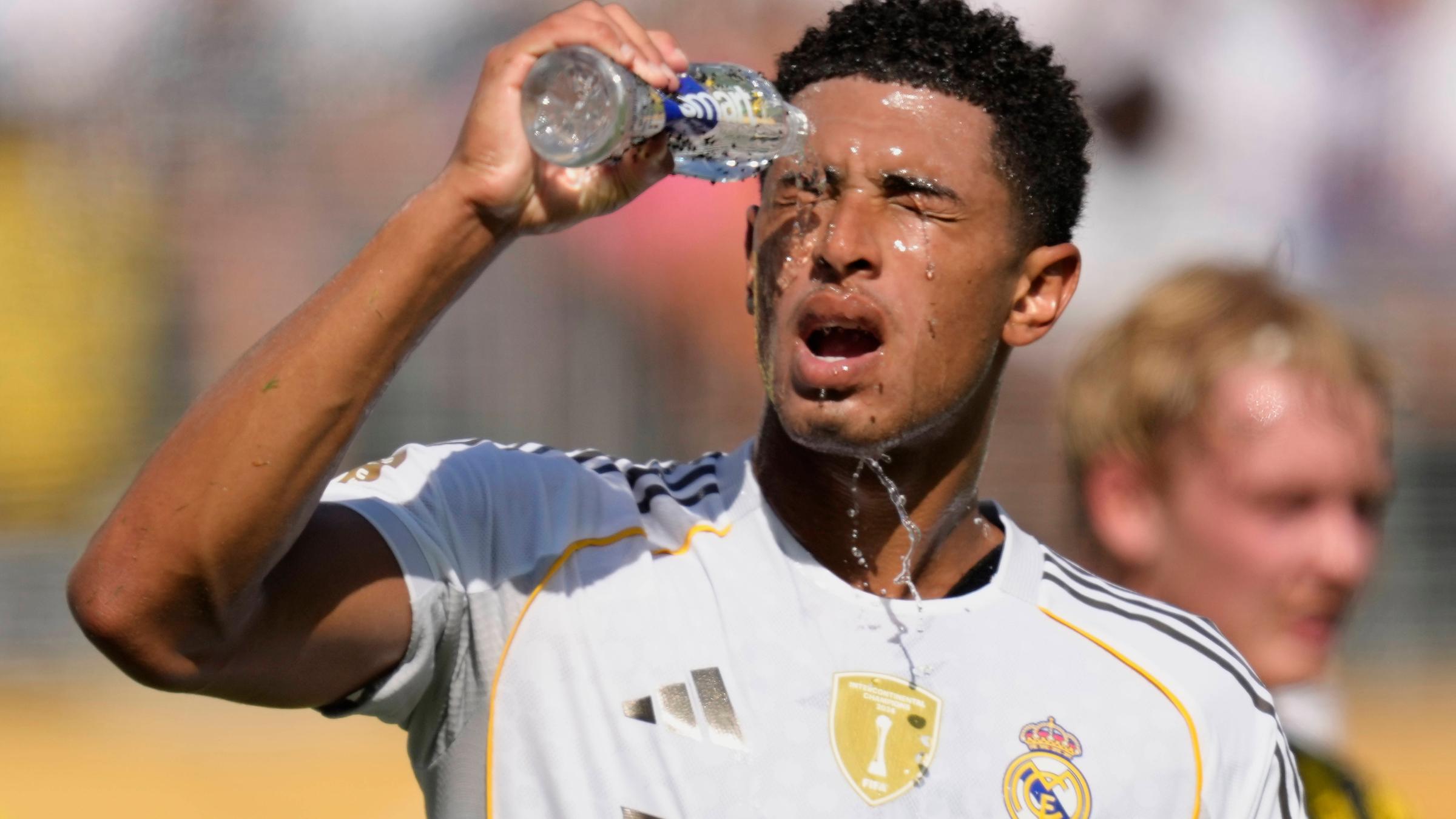 Jude Bellingham spritzt sich im Klub-WM-Viertelfinale gegen Borussia Dortmund zur Abkühlung Wasser ins Gesicht.
