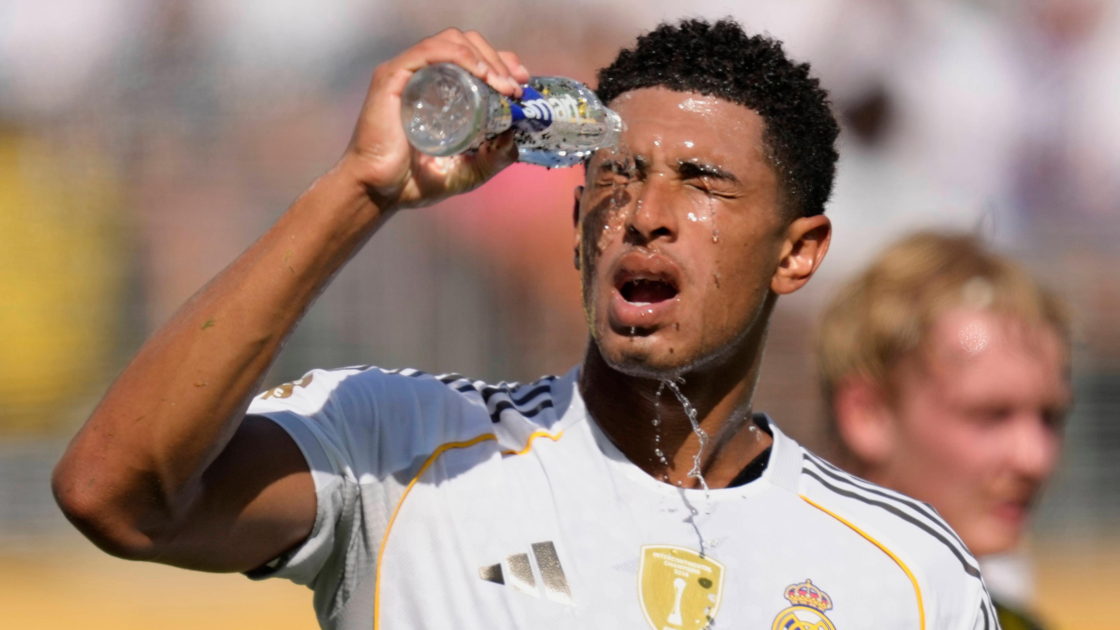 Jude Bellingham spritzt sich im Klub-WM-Viertelfinale gegen Borussia Dortmund zur Abkühlung Wasser ins Gesicht.