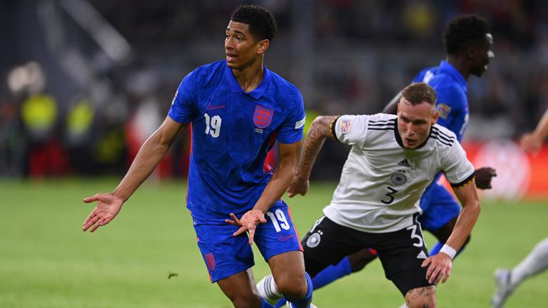 Der englische Fusballnationalspieler Jude Bellingham im Kampf gegen David Raum während des Länderspiels gegen Deutschland in München. Bellingham (l.) wurde beim Spiel in München rassistisch beleidigt, der DFB ermittelt.