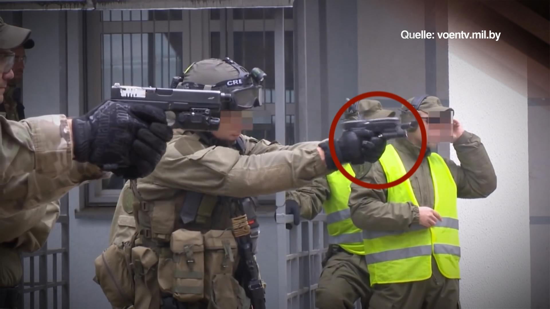 Schütze des belorussischen Geheimdienstes KGB mit der deutschen Pistole SIG-Sauer P226 beim Schießtraining