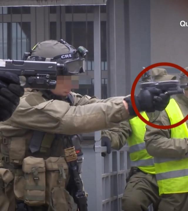 Schütze des belorussischen Geheimdienstes KGB mit der deutschen Pistole SIG-Sauer P226 beim Schießtraining